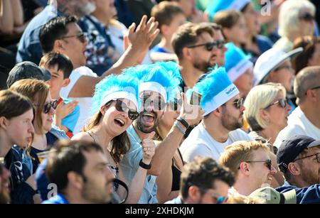 Hove UK 13. Juli 2024 - Fans genießen den Sonnenschein während des Cricket-Spiels Vitality T20 Blast zwischen Sussex Sharks und Essex auf dem 1. Central County Ground in Hove: Credit Simon Dack /TPI/ Alamy Live News Stockfoto