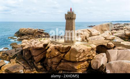 Luftaufnahme des Leuchtturms von Ploumanac'h in Perros-Guirec, Frankreich. Die Struktur besteht aus rosafarbenem Granit. Bretagne Küste, Ozeanwellen Stockfoto