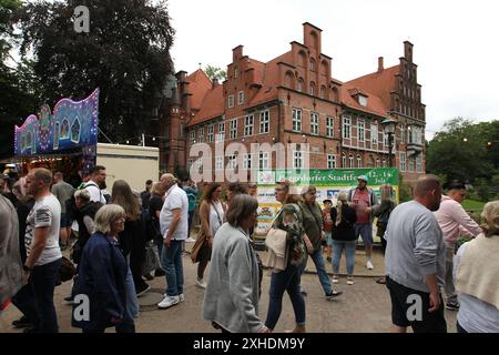 Bergedorfer Stadtfest 2024. Schlagkräftig: Reger Publikumsverkehr auf der Schlosswiese vor dem Bergedorfer Schloss. Bergedorf Hamburg *** Bergedorf City Festival 2024 kraftvoller lebhafter öffentlicher Verkehr auf der Schlosswiese vor dem Bergedorfer Schloss Bergedorf Hamburg Stockfoto