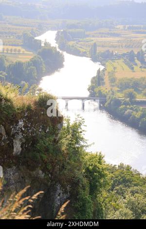 Die bastide-Stadt Domme überblickt das Dordogne River Valley im Périgord Noir im Südwesten Frankreichs. Domme ist als eines der schönsten V gelistet Stockfoto