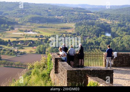 Die bastide-Stadt Domme überblickt das Dordogne River Valley im Périgord Noir im Südwesten Frankreichs. Domme ist als eines der schönsten V gelistet Stockfoto