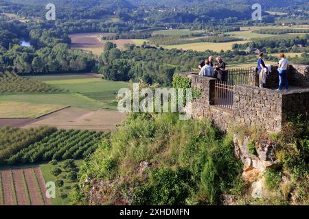 Die bastide-Stadt Domme überblickt das Dordogne River Valley im Périgord Noir im Südwesten Frankreichs. Domme ist als eines der schönsten V gelistet Stockfoto