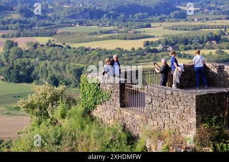 Die bastide-Stadt Domme überblickt das Dordogne River Valley im Périgord Noir im Südwesten Frankreichs. Domme ist als eines der schönsten V gelistet Stockfoto