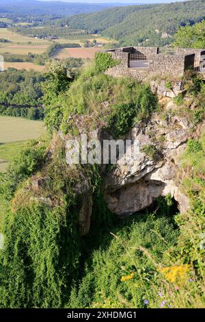 Die bastide-Stadt Domme überblickt das Dordogne River Valley im Périgord Noir im Südwesten Frankreichs. Domme ist als eines der schönsten V gelistet Stockfoto