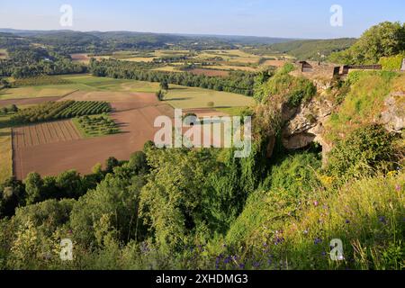 Die bastide-Stadt Domme überblickt das Dordogne River Valley im Périgord Noir im Südwesten Frankreichs. Domme ist als eines der schönsten V gelistet Stockfoto