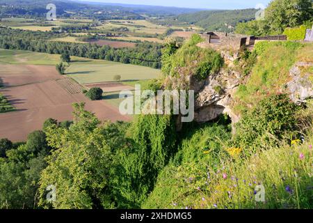 Die bastide-Stadt Domme überblickt das Dordogne River Valley im Périgord Noir im Südwesten Frankreichs. Domme ist als eines der schönsten V gelistet Stockfoto