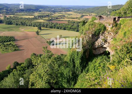 Die bastide-Stadt Domme überblickt das Dordogne River Valley im Périgord Noir im Südwesten Frankreichs. Domme ist als eines der schönsten V gelistet Stockfoto