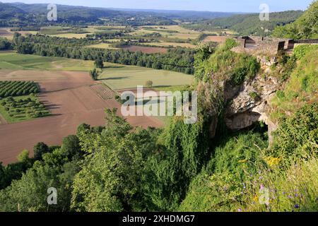 Die bastide-Stadt Domme überblickt das Dordogne River Valley im Périgord Noir im Südwesten Frankreichs. Domme ist als eines der schönsten V gelistet Stockfoto