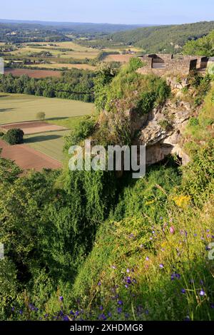 Die bastide-Stadt Domme überblickt das Dordogne River Valley im Périgord Noir im Südwesten Frankreichs. Domme ist als eines der schönsten V gelistet Stockfoto