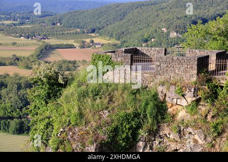 Die bastide-Stadt Domme überblickt das Dordogne River Valley im Périgord Noir im Südwesten Frankreichs. Domme ist als eines der schönsten V gelistet Stockfoto