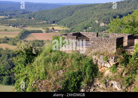 Die bastide-Stadt Domme überblickt das Dordogne River Valley im Périgord Noir im Südwesten Frankreichs. Domme ist als eines der schönsten V gelistet Stockfoto