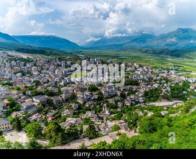 Blick nach Westen von der Burg über der Stadt Gjirokaster, Albanien im Sommer Stockfoto