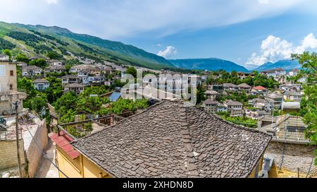 Ein Blick vom Schloss über die Dächer von Gjirokaster, Albanien im Sommer Stockfoto