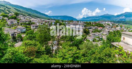 Ein Panoramablick vom Schloss über die Stadt Gjirokaster, Albanien im Sommer Stockfoto