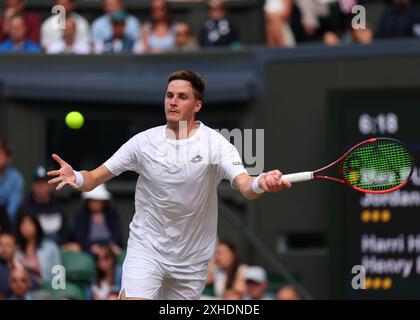 Juli 2024; All England Lawn Tennis and Croquet Club, London, England; Wimbledon Tennis Tournament, 13. Tag; Henry Patten (GBR) ist für Max Purcell (aus), Gentlemen's Doubles Finals Stockfoto