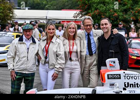 Goodwood House, Chichester, Großbritannien. Juli 2024. Goodwood Festival of Speed Day 3; Charles Henry Gordon-Lennox, 11. Duke of Richmond, 11. Duke of Lennox, 11. Duke of Aubigny, 6. Duke of Gordon, CBE, DL, Besitzer von Goodwood posiert für Fotos mit seiner Familie und Sir Jackie Stewart Credit: Action Plus Sports/Alamy Live News Stockfoto