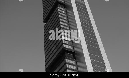 Blick auf den Torre Cepsa auf dem Paseo de la Castellana in Madrid, im Finanzkomplex der 4 Türme. 13. Juli 2024 in Spanien Stockfoto