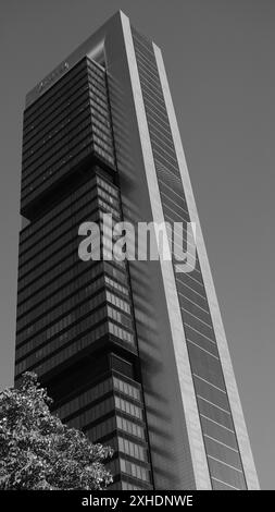 Blick auf den Torre Cepsa auf dem Paseo de la Castellana in Madrid, im Finanzkomplex der 4 Türme. 13. Juli 2024 in Spanien Stockfoto