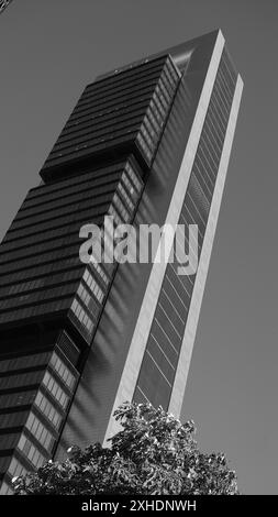 Blick auf den Torre Cepsa auf dem Paseo de la Castellana in Madrid, im Finanzkomplex der 4 Türme. 13. Juli 2024 in Spanien Stockfoto