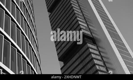 Blick auf den Torre Cepsa auf dem Paseo de la Castellana in Madrid, im Finanzkomplex der 4 Türme. 13. Juli 2024 in Spanien Stockfoto