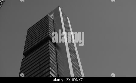 Blick auf den Torre Cepsa auf dem Paseo de la Castellana in Madrid, im Finanzkomplex der 4 Türme. 13. Juli 2024 in Spanien Stockfoto