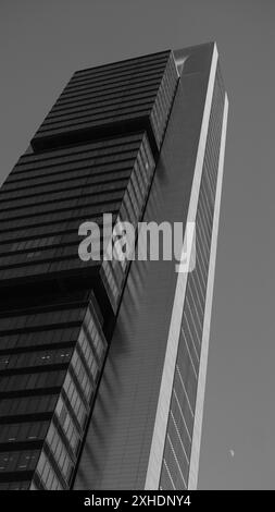 Blick auf den Torre Cepsa auf dem Paseo de la Castellana in Madrid, im Finanzkomplex der 4 Türme. 13. Juli 2024 in Spanien Stockfoto