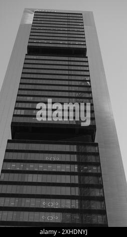 Blick auf den Torre Cepsa auf dem Paseo de la Castellana in Madrid, im Finanzkomplex der 4 Türme. 13. Juli 2024 in Spanien Stockfoto