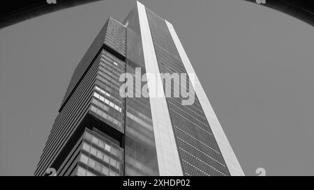 Blick auf den Torre Cepsa auf dem Paseo de la Castellana in Madrid, im Finanzkomplex der 4 Türme. 13. Juli 2024 in Spanien Stockfoto