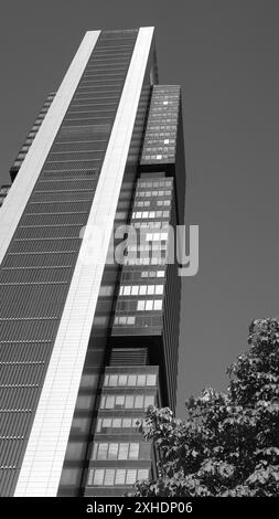 Blick auf den Torre Cepsa auf dem Paseo de la Castellana in Madrid, im Finanzkomplex der 4 Türme. 13. Juli 2024 in Spanien Stockfoto