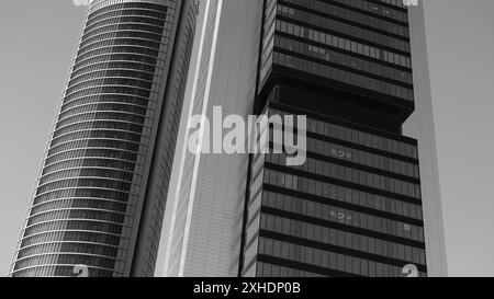 Blick auf den Torre Cepsa auf dem Paseo de la Castellana in Madrid, im Finanzkomplex der 4 Türme. 13. Juli 2024 in Spanien Stockfoto