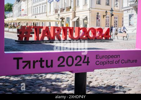 Tartu, Estland - 25. Mai 2024: Großes Schild mit dem Namen „#Tartu2024“ auf dem Rathausplatz im Zentrum der Altstadt, das die europäische Kulturhauptstadt des Jahres Ti fördert Stockfoto