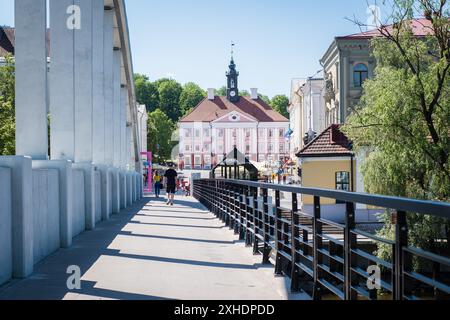 Tartu, Estland - 25. Mai 2024: Blick auf den Rathausplatz von Tatu von der Wanderbrücke, Stockfoto