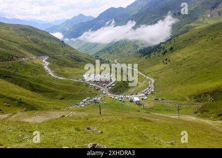 Bareges, Frankreich, 13. Juli 2024: Die Abtrünnigkeit durch den Col du Tourmalet während der 14. Etappe der Tour de France 2024 zwischen Pau und Saint-Lary-Soulan Pla d´Adet am 13. Juli 2024 in Bareges, Frankreich. Quelle: Alberto Brevers / Alamy Live News. Stockfoto