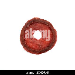Getrocknete rote Pflaumen auf weißem Hintergrund Stockfoto