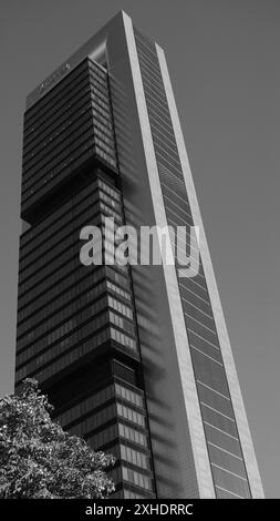 Madrid, Spanien. Juli 2024. Blick auf den Torre Cepsa auf dem Paseo de la Castellana in Madrid, im Finanzkomplex der 4 Türme. 13. Juli 2024 in Spanien (Foto: Oscar Gonzalez/SIPA USA) Credit: SIPA USA/Alamy Live News Stockfoto
