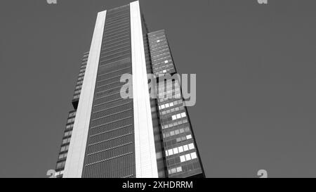 Madrid, Spanien. Juli 2024. Blick auf den Torre Cepsa auf dem Paseo de la Castellana in Madrid, im Finanzkomplex der 4 Türme. 13. Juli 2024 in Spanien (Foto: Oscar Gonzalez/SIPA USA) Credit: SIPA USA/Alamy Live News Stockfoto