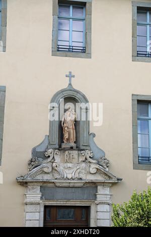 Statue des Heiligen Vincent de Paul auf dem alten Krankenhausgebäude in Carcassonne Stockfoto