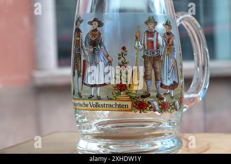 Alte Trachten auf einem Bierglas Stockfoto