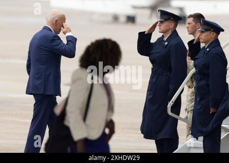 Joint Base Andrews, Maryland, USA. Juli 2024. US-Präsident Joe Biden (L) grüßt die Luftstreitkräfte der United States Air Force, hinter Karine Jean-Pierre (C), als Vorstand der Air Force One auf der Joint Base Andrews, Maryland, USA, am 12. Juli 2024. Biden reist zu einer Kampagne in Detroit, Michigan. Quelle: Michael Reynolds/Pool über CNP/dpa/Alamy Live News Stockfoto