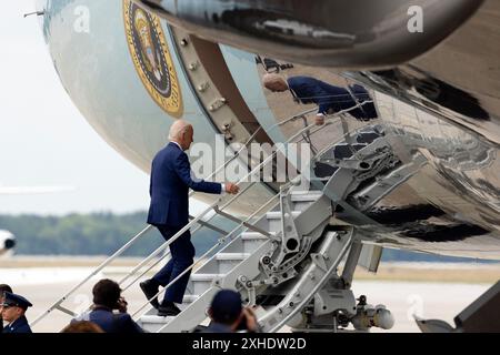 Joint Base Andrews, Maryland, USA. Juli 2024. US-Präsident Joe Biden wird am 12. Juli 2024 an Bord der Air Force One in der Joint Base Andrews, Maryland, USA. Biden reist zu einer Kampagne in Detroit, Michigan. Quelle: Michael Reynolds/Pool über CNP/dpa/Alamy Live News Stockfoto