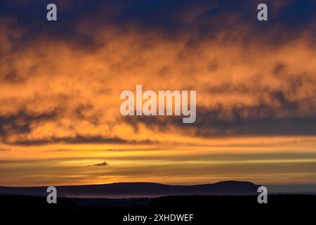 Sonnenuntergang über Dunnet Head und dem Pentland Firth. Aus dem Dorf Mey in der Nähe von Thurso, Caithness, Schottland, Vereinigtes Königreich, Stockfoto