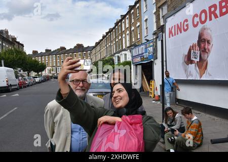 Jeremy Corbyn besucht den Finsbury Park am ersten Tag des Wireless Festivals 2024 und verbringt Zeit damit, mit Einheimischen zu sprechen und Selfies zu machen, während er seine kürzliche Wiederwahl als unabhängiger in Islington North feiert und Labour um einiges besiegt. Stockfoto