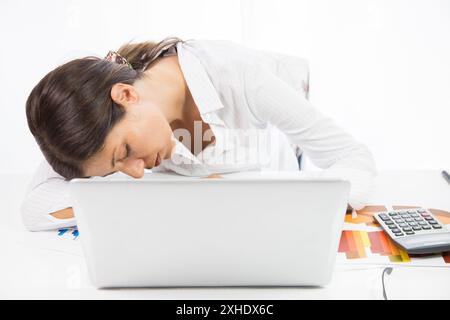 Müde Geschäftsfrau schlafen im Büro Stockfoto