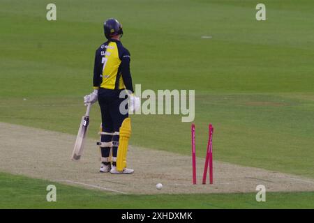 Chester le Street, 12. Juli 2024. Graham Clark schlägt für Durham Cricket is out, gespielt von Fazalhaq Farooqi von Notts Outlaws im T20 Blast in Seat Unique, Chester le Street. Quelle: Colin Edwards Stockfoto