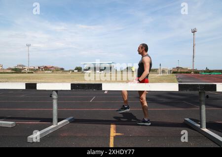 Die Definition der Athletenmuskulatur beim Dehnen Stockfoto