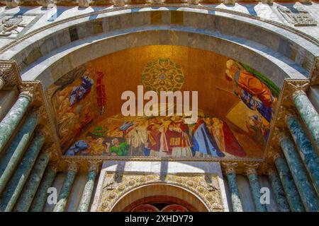 Venezianische Händler liefern die Reliquien, einschließlich des Leichnams des Markus. Fassadendetails der Basilika San Marco, Venedig, Italien. Stockfoto