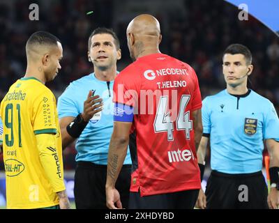 Curitiba, Parana, Brasilien. Juli 2024. CURITIBA (PR), 13.07.2024- COPA DO BRASIL/ATHLETICO/YPIRANGA- Schiedsrichter Bruno Arleu de Araujo (FIFA) (RJ) während eines Spiels zwischen Athletico-GO und Ypiranga, gültig für die dritte Runde der Copa do Brasil, Spiel zurück, in der Ligga Arena in der Stadt Curitiba, am Abend dieses Samstags, 13. Juli, 13. 2024. (Kreditbild: © Edson de Souza/TheNEWS2 via ZUMA Press Wire) NUR REDAKTIONELLE VERWENDUNG! Nicht für kommerzielle ZWECKE! Stockfoto