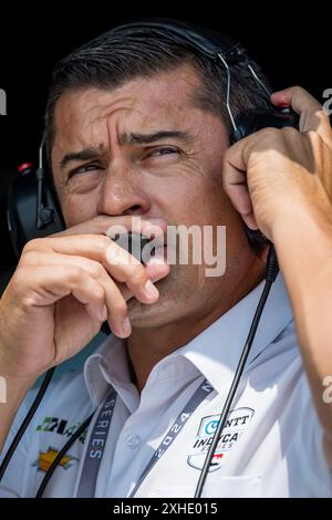 Newton, Ia, USA. Juli 2024. Der Besitzer DER NTT INDYCAR-SERIE, RICARDO JUNCOS, beobachtet, wie sich seine Teams auf den Hy-Vee Homefront 250 auf dem Iowa Speedway in Newton, IA, vorbereiten. (Kreditbild: © Walter G. Arce Sr./ASP via ZUMA Press Wire) NUR REDAKTIONELLE VERWENDUNG! Nicht für kommerzielle ZWECKE! Stockfoto