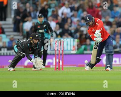 London, Großbritannien. Juli 2024. London, England, 13. Juli 2024: Danni Wyatt (28 England) fährt während des vierten Vitality T20 International-Spiels zwischen England und Neuseeland im Kia Oval in London. (Jay Patel/SPP) Credit: SPP Sport Press Photo. /Alamy Live News Stockfoto