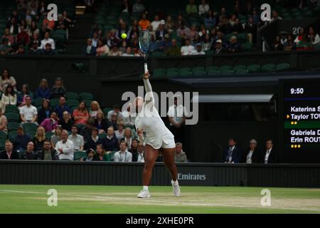 Juli 2024; All England Lawn Tennis and Croquet Club, London, England; Wimbledon Tennis Tournament, 13. Tag; Taylor Townsend (USA) dient Gabriela Dabrowski (CAN), dem Damen-Doppelfinale Stockfoto